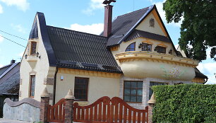 Pasakų namelį primenantis plungi&scaron;kio būstas kausto praeivių žvilgsnius