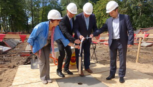 Įkasta simbolinė kapsulė, rei&scaron;kianti naujo statinio statybas.