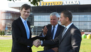 &bdquo;Axis Industries&ldquo; vadovas Remigijus Baltru&scaron;aitis (kairėje) ir Klaipėdos miesto savivaldybės administracijos direktorius Saulius Budinas penktadienį pasira&scaron;ė oficialią rangos sutartį.