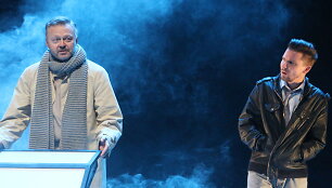 Scena i&scaron; Klaipėdos dramos teatro spektaklio &bdquo;Pa&scaron;aliniams draudžiama&ldquo;, pagal Gintaro Grajausko pjesę. Režisierius &ndash; Oskaras Kor&scaron;unovas.