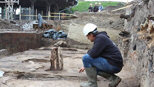 Archeologas Rokas Kraniauskas rodo, ką aptiko kasinėjimų metu.
