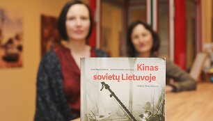 Lina Kaminskaitė-Jančorienė (kairėje) ir Anna Mikonis-Railienė (de&scaron;inėje) pristato monografiją &bdquo;Kinas sovietų Lietuvoje: sistema, filmai, režisieriai&ldquo;