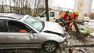 Vilniuje vertėsi &bdquo;Toyota Avensis&ldquo;, nukentėjo vairuotojas