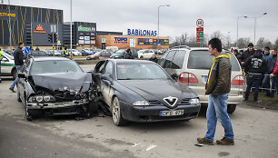 Panevėžyje susidūrus BMW ir &bdquo;Alfa Romeo&ldquo; automobiliams, į ligoninę i&scaron;vežtos trys mažametės