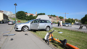 „Opel“ vairuotojas Vilniaus senamiestyje ištaškė oranžinių dviračių punktą