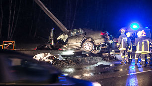 Vilniuje į elektros stulpą rėžėsi automobilis