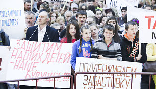 Lenkiškų ir rusiškų mokyklų bendruomenės surengė protesto akciją prie Vyriausybės, kurioje reikalavo neuždaryti jų mokyklų