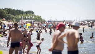 Poilsiautojai Palangos paplūdimyje