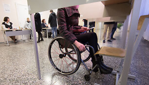 Sekmadienį balsavusiems neįgaliesiems teko įveikti tikrą kliūčių ruožą