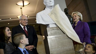 Dickas Cheney su žmona ir anūkais per ceremoniją Kapitolijuje