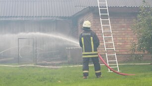 Gaisras Radvili&scaron;kyje &ndash; dega pjuvenų ir atraižų kalnas.