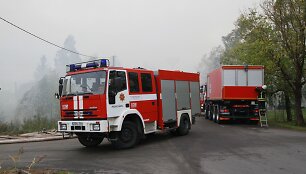 Gaisras Radvili&scaron;kyje &ndash; dega pjuvenų ir atraižų kalnas.