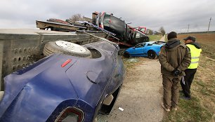 Prie Joniškio nuo kelio nuvirto autovežis su šešiais brangiais automobiliais