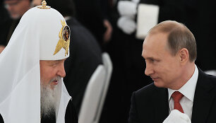 Rusijos stačiatikių bažnyčios vadovas Kirilas su Rusijos prezidentu Vladimiru Putinu