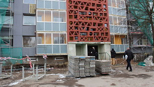 Renovacijos grimasos Marijampolėje: siūbuojantys balkonai, skylės sienose ir landos pas kaimynus