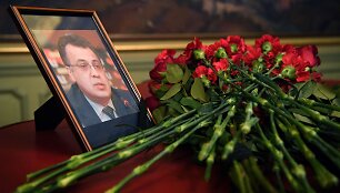 Gėlės Andrejaus Karlovo atminimui Rusijos užsienio reikalų ministerijoje 