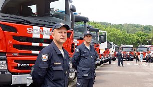 Ugniagesiams gelbėtojams perduotos naujos gaisrinės automobilinės cisternos ir lengvieji automobiliai