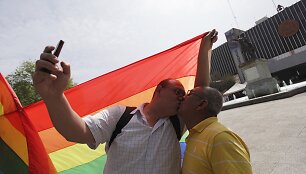 Homoseksualios poros bučinys.