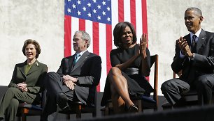 Laura ir George'as W.Bushai bei Michelle ir Barackas Obama.