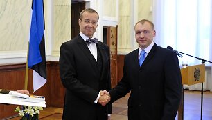 Estijos prezidentas Toomas Hendrikas Ilvesas ir Estonas Kohveras (de&scaron;inėje)