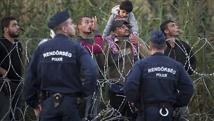 Vengrijos policija saugo migrantus