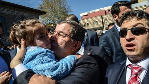Ahmetas Davutoglu lanko nuo teroro akto nukentėjusias &scaron;eimas