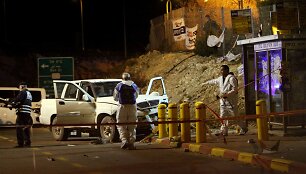 Palestinietis bandė taranuoti žmones stotelėje