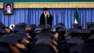 Irano ajatola Ali Khamenei atiduoda pagarbą karinių oro pajėgų nariams