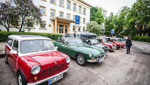 „MINI“ automobiliai prie Vokietijos ambasados