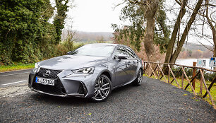 Atnaujintas &bdquo;Lexus IS&ldquo; automobilis
