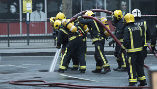 Londono ugniagesiai įvykio vietoje.