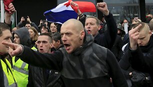 Europoje surengti prie&scaron; pabėgėlius nukreipti protestai