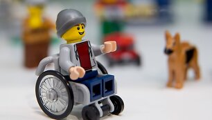 &bdquo;Lego&ldquo; pristatė kaladėlių figūrėlę invalido vežimėlyje