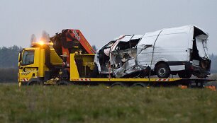 Prancūzijoje mikroautobusui susidūrus su sunkvežimiu žuvo 12 žmonių