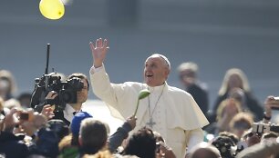 Popiežius mėgina pasiekti balioną Vatikane