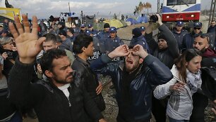 Migrantai blokuoja geležinkelį Graikijos ir Makedonijos pasienyje