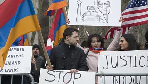Armėnijoje į demonstraciją dėl neramumų Kalnų Karabache susirinko tūkstančiai