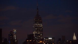 Dangoraižis „Empire State Building“ Niujorke sekmadienį vakare aukų atminimui užtemo