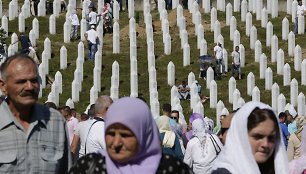 Tūkstančiai žmonių mini Srebrenicos žudynių aukas