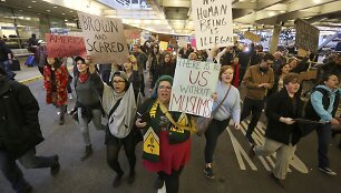 Protestai JAV oro uostuose dėl imigracijos draudimo