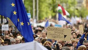 Vengrijoje surengtas didelis protestas dėl Soroso universiteto įstatymo