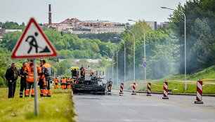 Po žiemos pertraukos į Kauno miesto gatves sugrįžo kelininkai