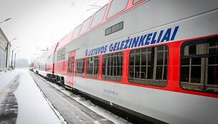 Elektrinis traukinys pasiekia 120 km/h greitį