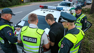 Sustabdytas &bdquo;Mercedes-Benz&ldquo; vairuotojas &ndash; ie&scaron;komas policijos