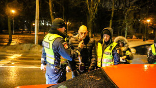 Tikrinamas prie BMW vairo sėdėjusio vaikino girtumas