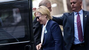 Hillary Clinton lipa į automobilį