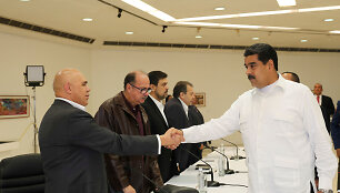Venesuelos prezidentas N.Maduro (de&scaron;inėje) ir opozicinių partijų koalicijos lyderis J.Torrealba