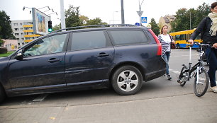 Nežymiai apgadintas „Volvo“ įvykio vietoje