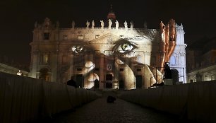 Vatikano bazilikos sienos nušvito didžiuliais gyvūnų atvaizdais