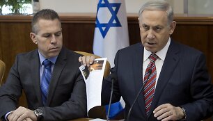 Giladas Erdanas (kairėje) ir Benjaminas Netanyahu